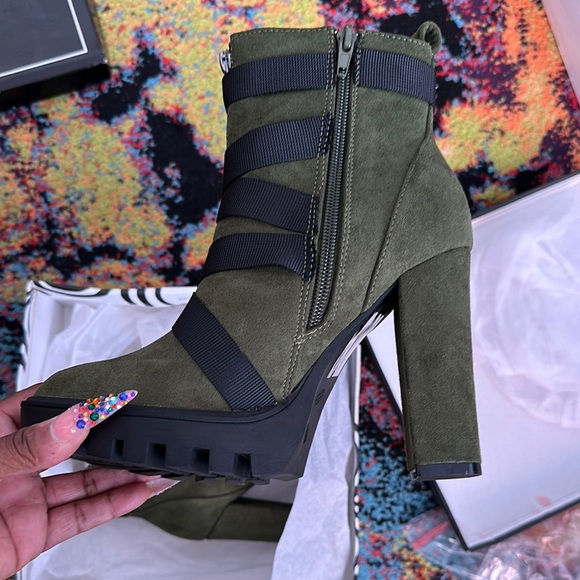 Shoe Republic LA Green and Black Heeled Boots - Picture 3 of 3